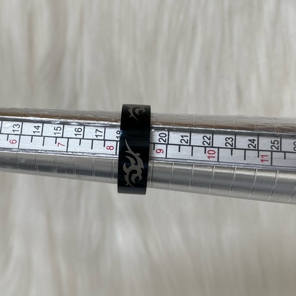 Black ring with design, size 8.5 - Picture 2 of 5